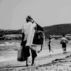 15180726-venditori-ambulanti-sulla-spiaggia-a-piedi