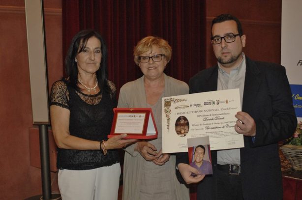Premio del Presidente di Giuria Sezione Racconto - DANIELE DONATI Ritira il premio la madre Riceve il Premio da Lorenzo Spurio (Presidente di Giuria) e Susanna Polimanti (Presidente del Premio)