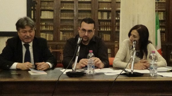 Uno scatto della presentazione dei suoi libri alla Biblioteca Comunale di Macerata nel dicembre 2013. Da sinistra Renato Pigliacampo, Lorenzo Spurio, Susanna Polimanti