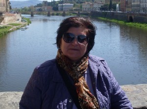 La poetessa abruzzese, naturalizzata fiorentina, Lucia Bonanni con alle spalle l'Arno. 