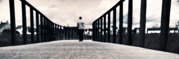 2010-08-15_uomo_di_spalle_cammina